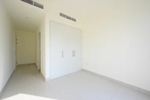 3 Bedrooms Villa in Parkside 2
