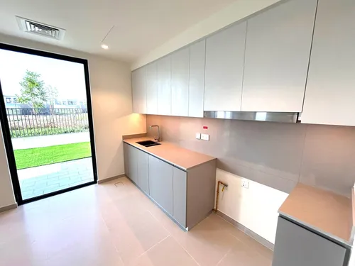 4 Bedrooms Townhouse in Greenview