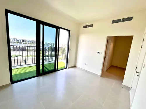 4 Bedrooms Townhouse in Greenview