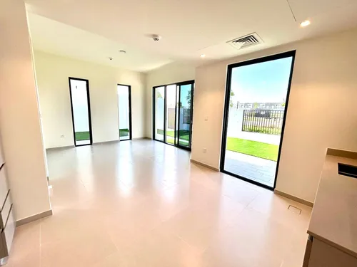 4 Bedrooms Townhouse in Greenview