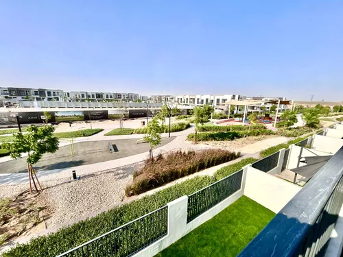 4 Bedrooms Townhouse in Greenview