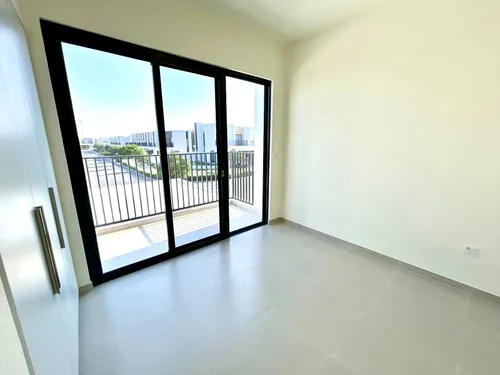 4 Bedrooms Townhouse in Greenview