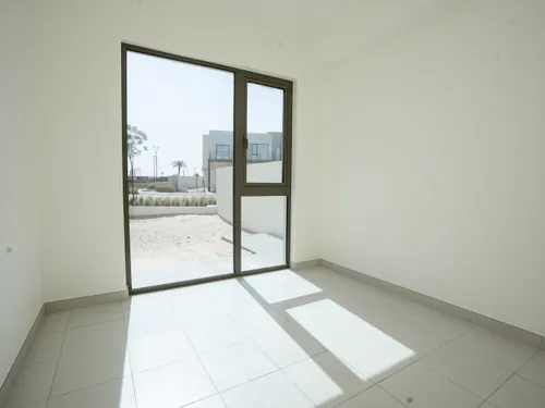 4 Bedrooms Townhouse in Parkside 2