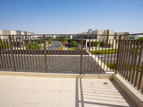 4 Bedrooms Townhouse in Parkside 2