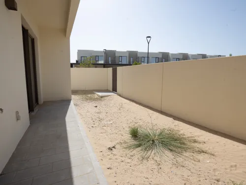4 Bedrooms Townhouse in Parkside 2
