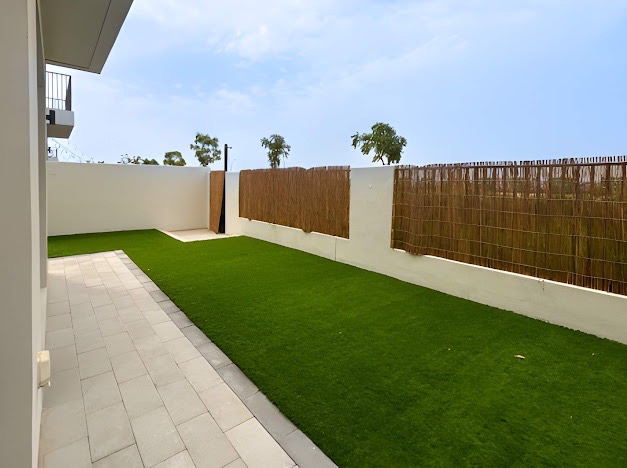 4 Bedrooms Townhouse in Greenview