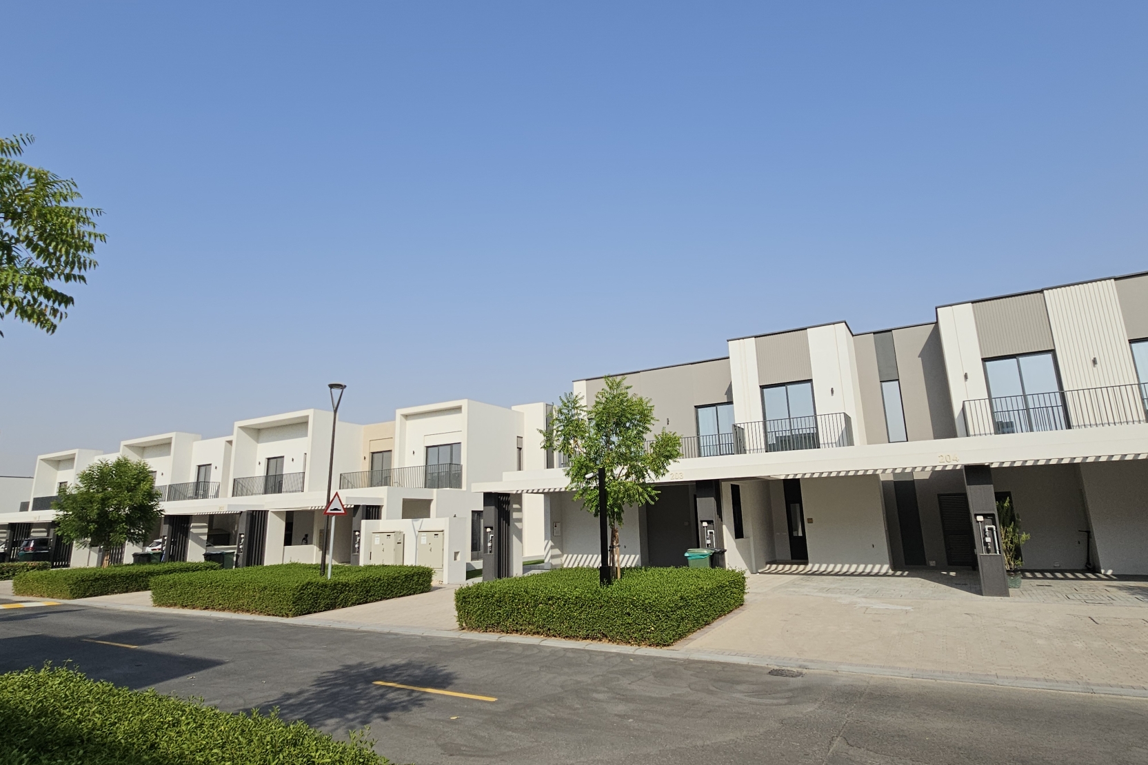 4 Bedrooms Townhouse in Greenview