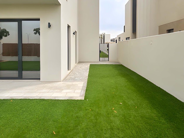 4 Bedrooms Townhouse in Greenview