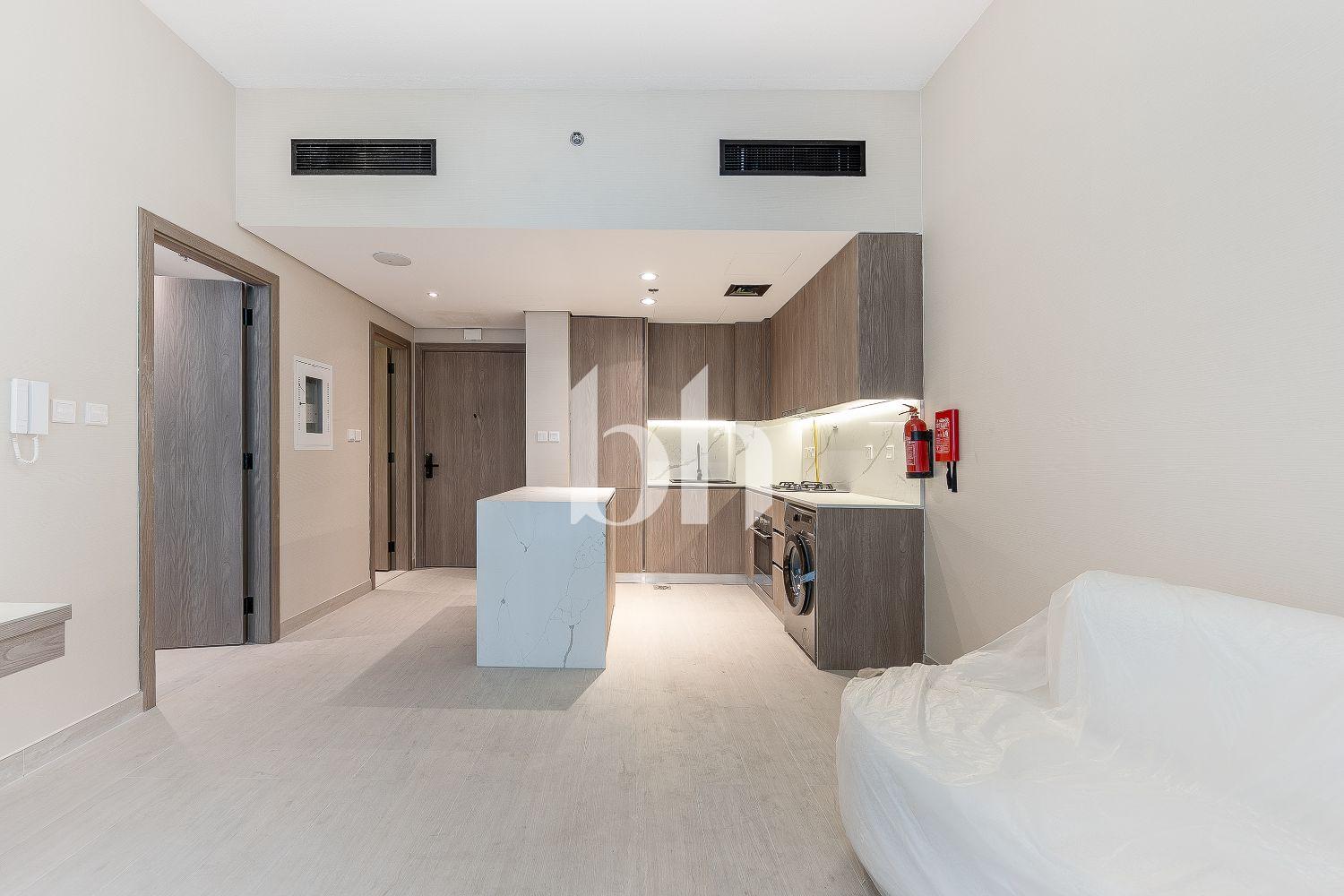 Flexible 6 Cheques | Vacant | Balcony and Parking