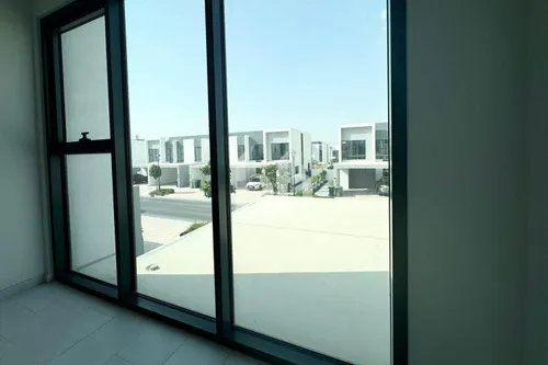 4 Bedrooms Townhouse in La Rosa 5