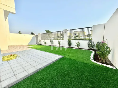 4 Bedrooms Townhouse in La Rosa 5