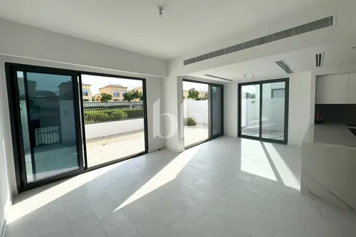 4 Bedrooms Townhouse in La Rosa 5