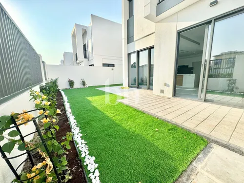 4 Bedrooms Townhouse in La Rosa 5