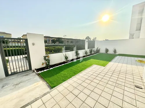 4 Bedrooms Townhouse in La Rosa 5