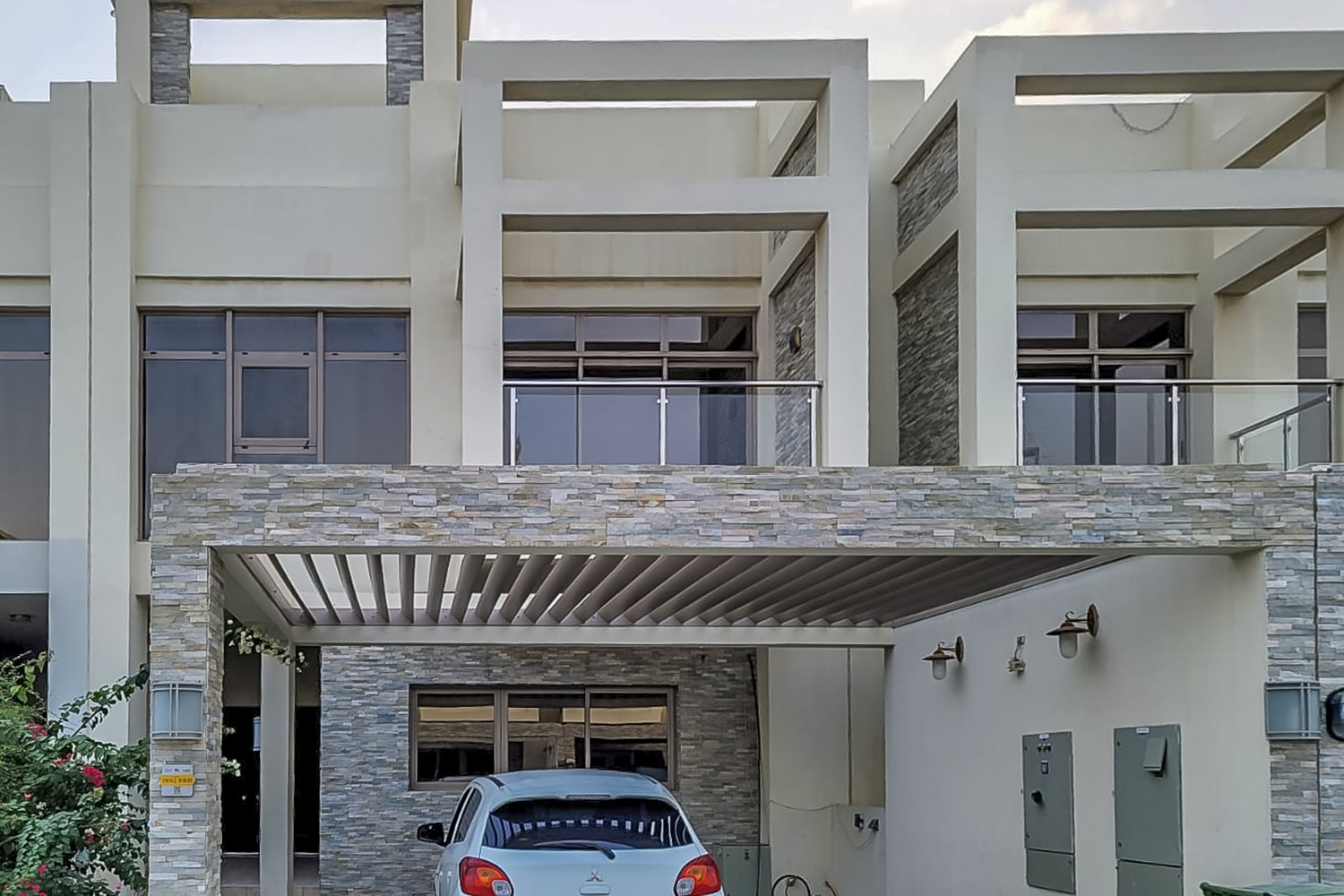 3 Bedrooms Townhouse in Polo Townhouses