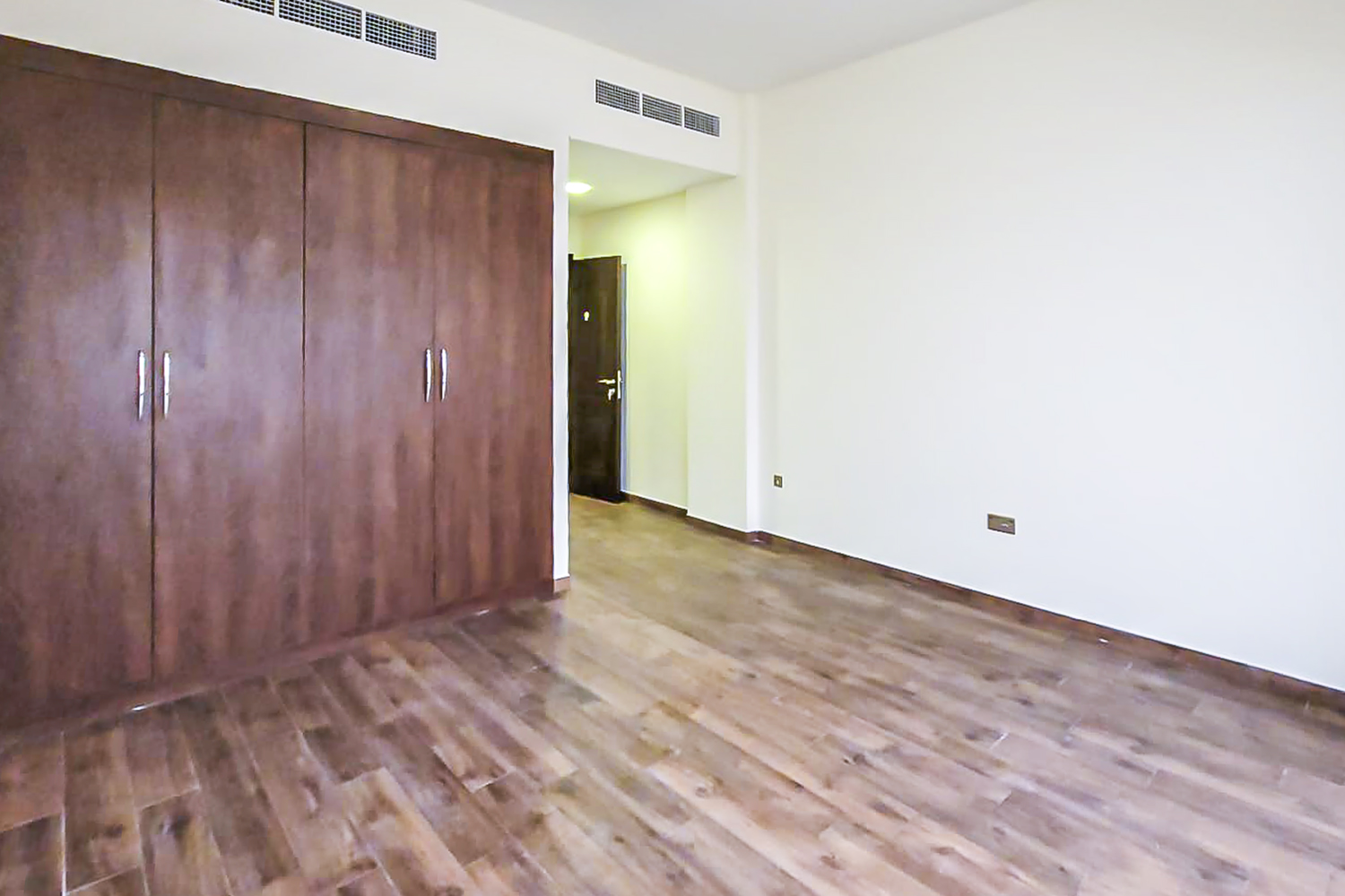 3 Bedrooms Townhouse in Polo Townhouses