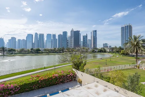 4 Bedrooms Villa in Meadows 1