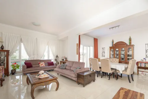 4 Bedrooms Villa in Meadows 2