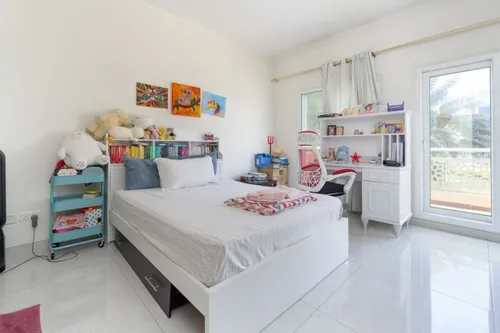 4 Bedrooms Villa in Meadows 2