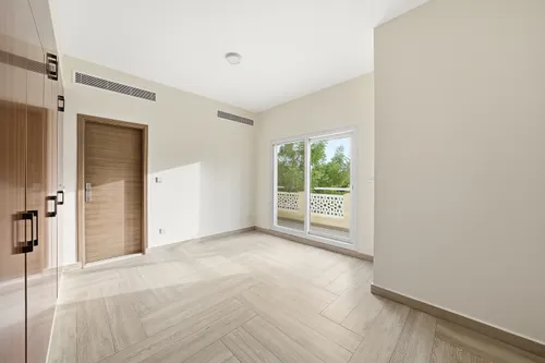 4 Bedrooms Villa in Meadows 2