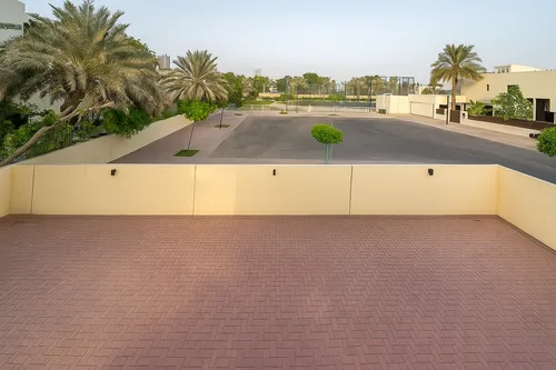 4 Bedrooms Villa in Meadows 2