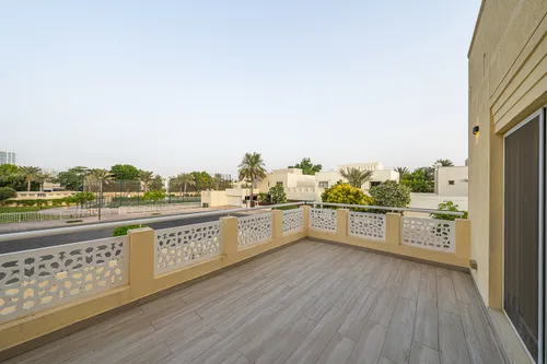 4 Bedrooms Villa in Meadows 2