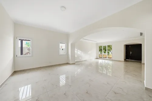 4 Bedrooms Villa in Meadows 2