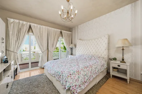 4 Bedrooms Villa in Meadows 1