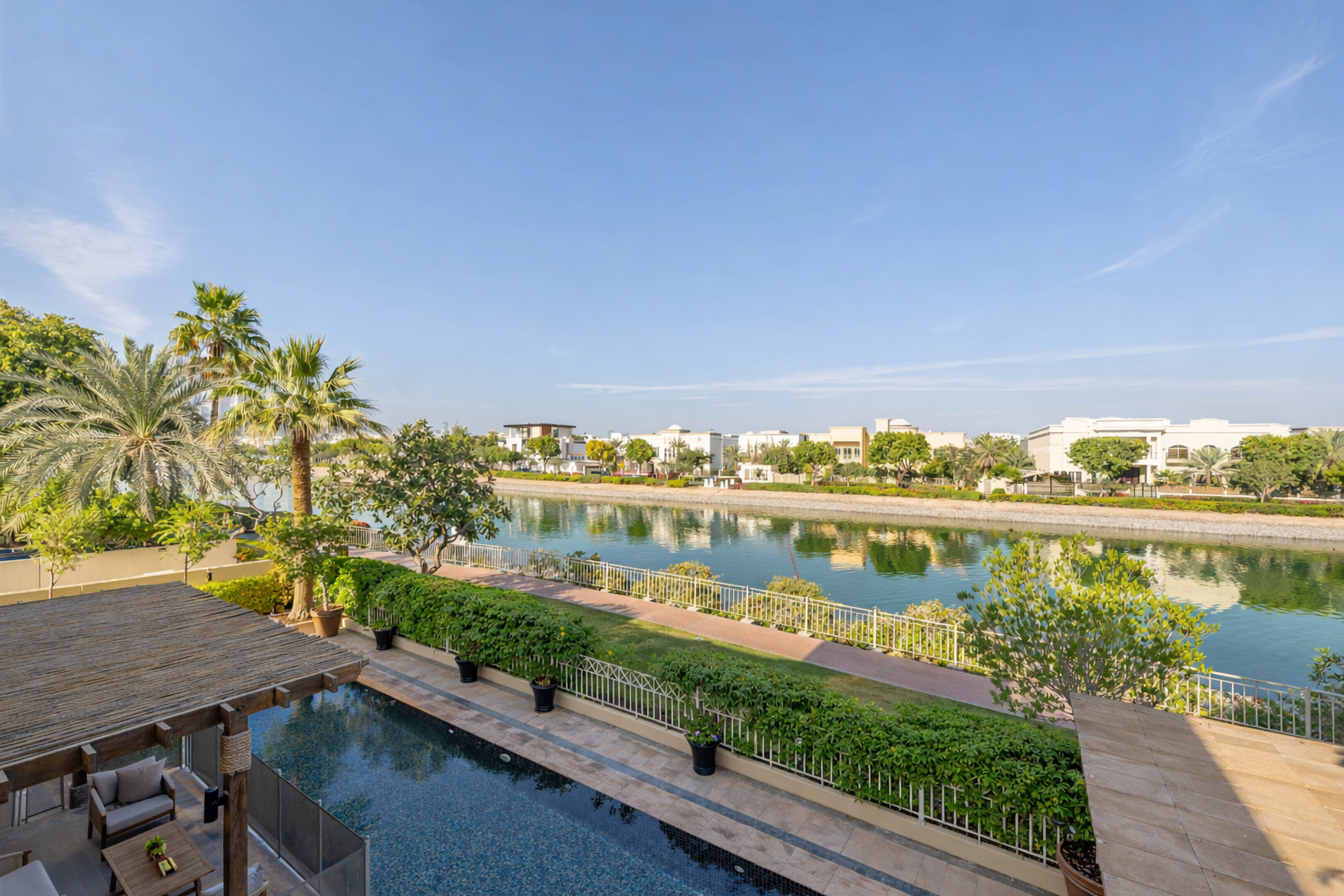 6 Bedrooms Villa in Meadows 5