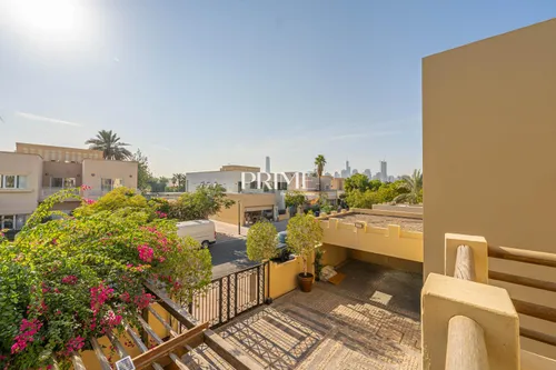 6 Bedrooms Villa in 8 Street, Meadows