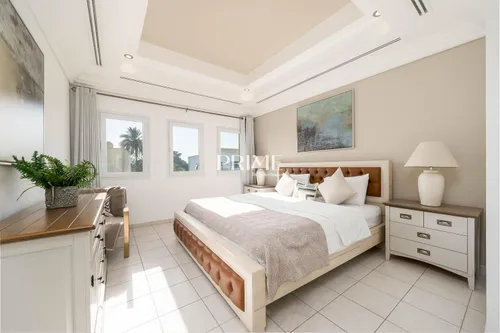 6 Bedrooms Villa in 8 Street, Meadows