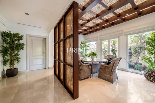 6 Bedrooms Villa in 8 Street, Meadows