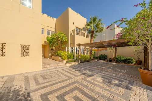 6 Bedrooms Villa in 8 Street, Meadows