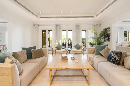 6 Bedrooms Villa in 8 Street, Meadows