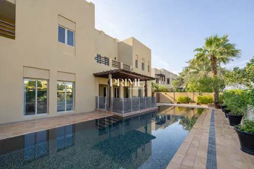 6 Bedrooms Villa in 8 Street, Meadows