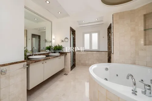 6 Bedrooms Villa in 8 Street, Meadows