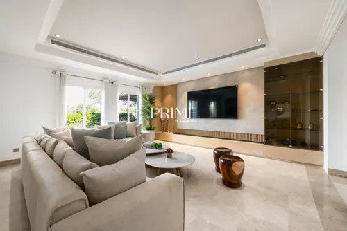 6 Bedrooms Villa in 8 Street, Meadows