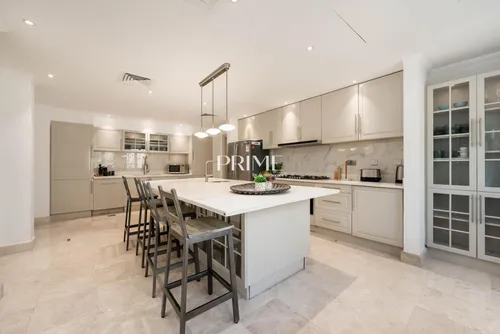 6 Bedrooms Villa in 8 Street, Meadows