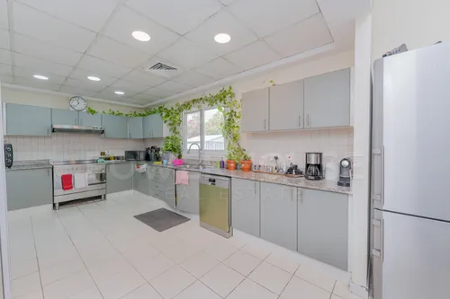 4 Bedrooms Villa in Meadows 1