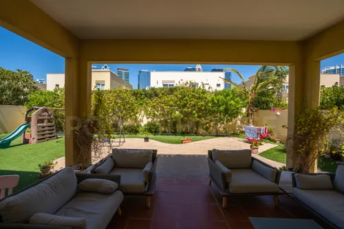 4 Bedrooms Villa in Meadows 1