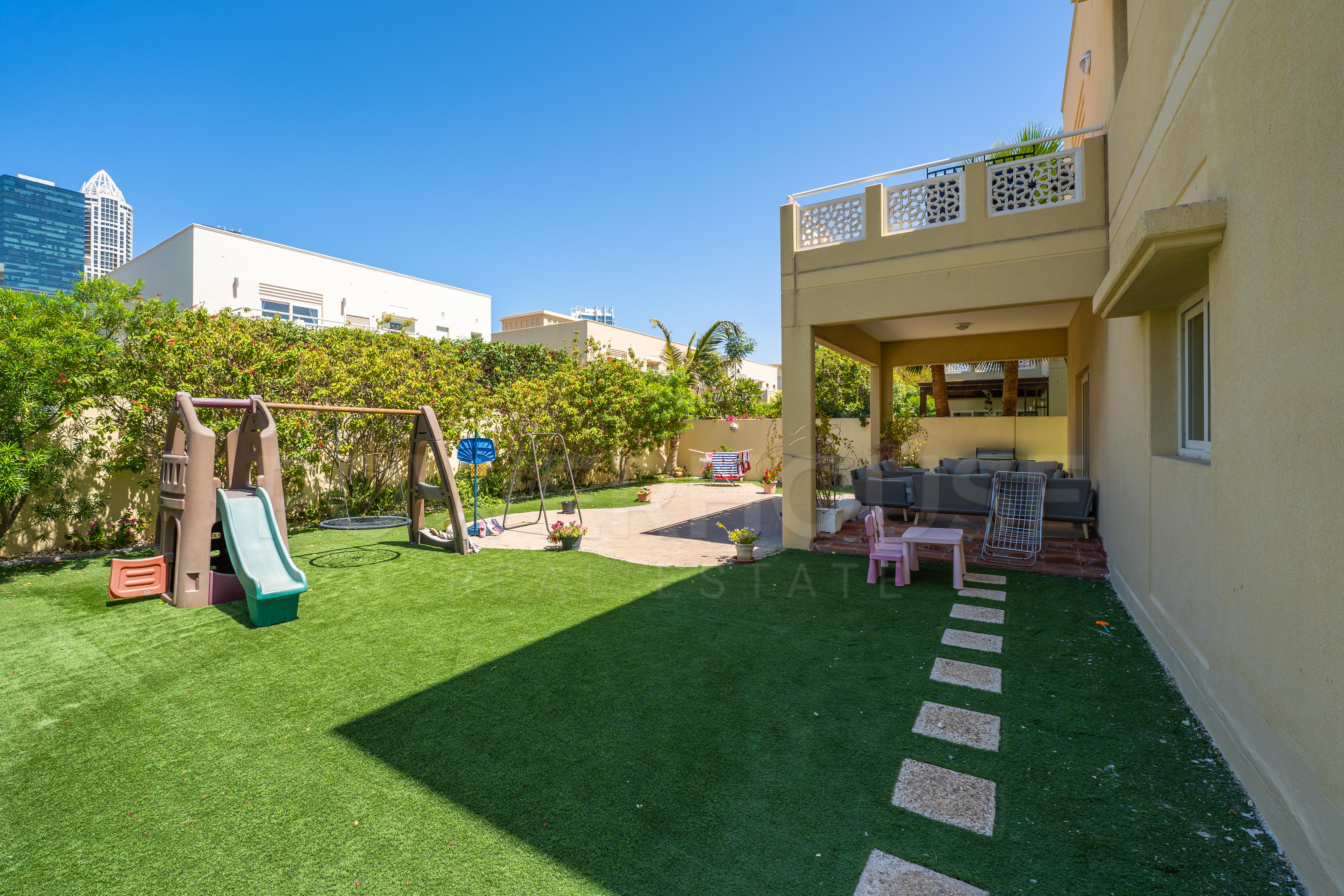 4 Bedrooms Villa in Meadows 1