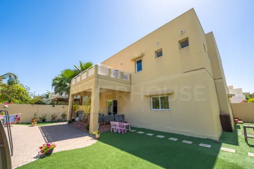 4 Bedrooms Villa in Meadows 1