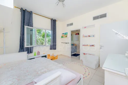 4 Bedrooms Villa in Meadows 1