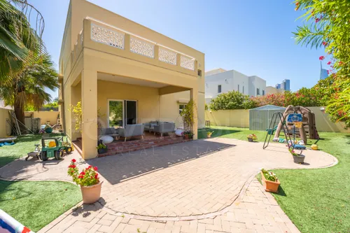 4 Bedrooms Villa in Meadows 1