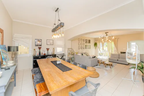 4 Bedrooms Villa in Meadows 1