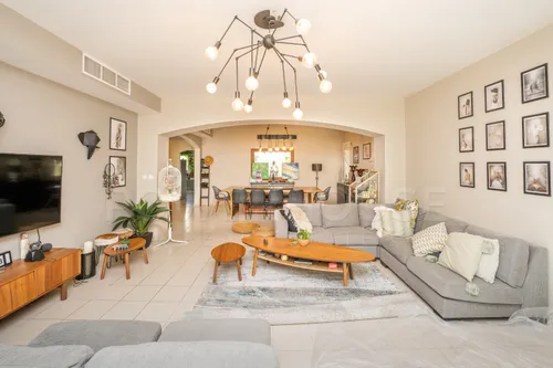 4 Bedrooms Villa in Meadows 1