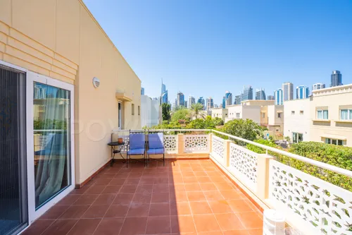 4 Bedrooms Villa in Meadows 1