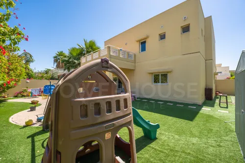 4 Bedrooms Villa in Meadows 1