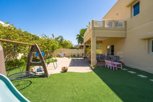 4 Bedrooms Villa in Meadows 1