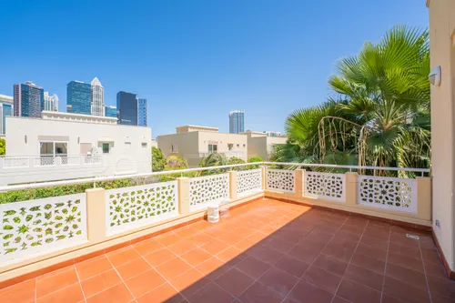 4 Bedrooms Villa in Meadows 1